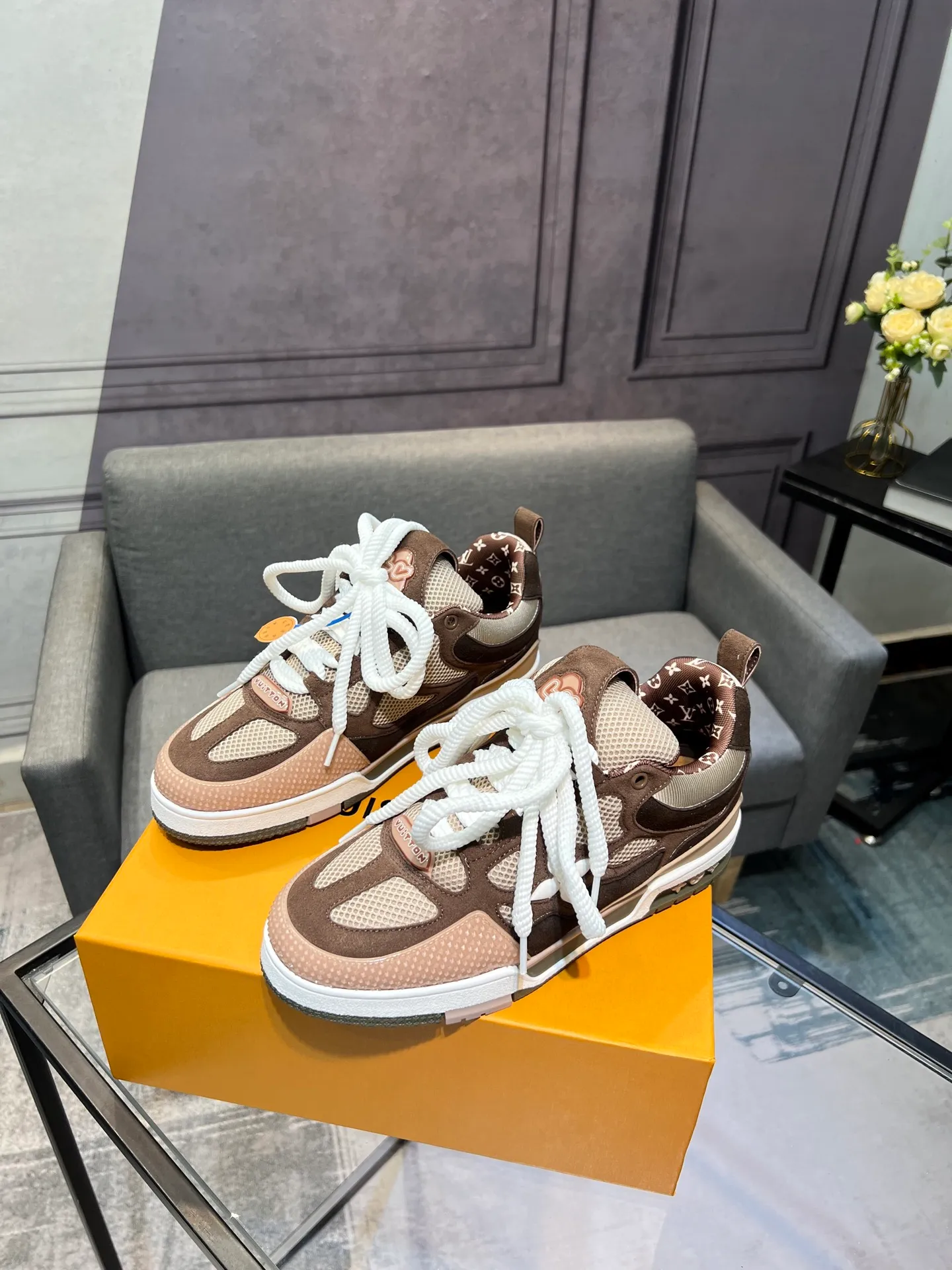 Men's men's shoes💰800 LV top version new style purchasing quality LV~Louis Vuitton LV TRAINER's best-looking sneakers, donkey brand strongly promotes new products, official website limited edition retro basketball sneakers! Both high-top and low-top models spent money to purchase 1:1 accurate reproductions of the originals. The details are invincible and full of sincerity. The imported custom-made original cowhide leather is the same as the original package. The details are 100% restored. The private model customizes the original one-piece TPU outsole. It is different from other brands. Without the original version, this effect cannot be achieved!                Men's and women's models 35-40 39-45 (46 is custom-made and cannot be returned or exchanged)